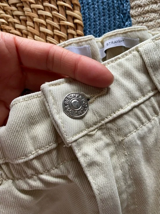 BERSHKA High-Rise Paper Bag Crop Jeans in Cream - Women! 🐚 - Picture 9 of 16